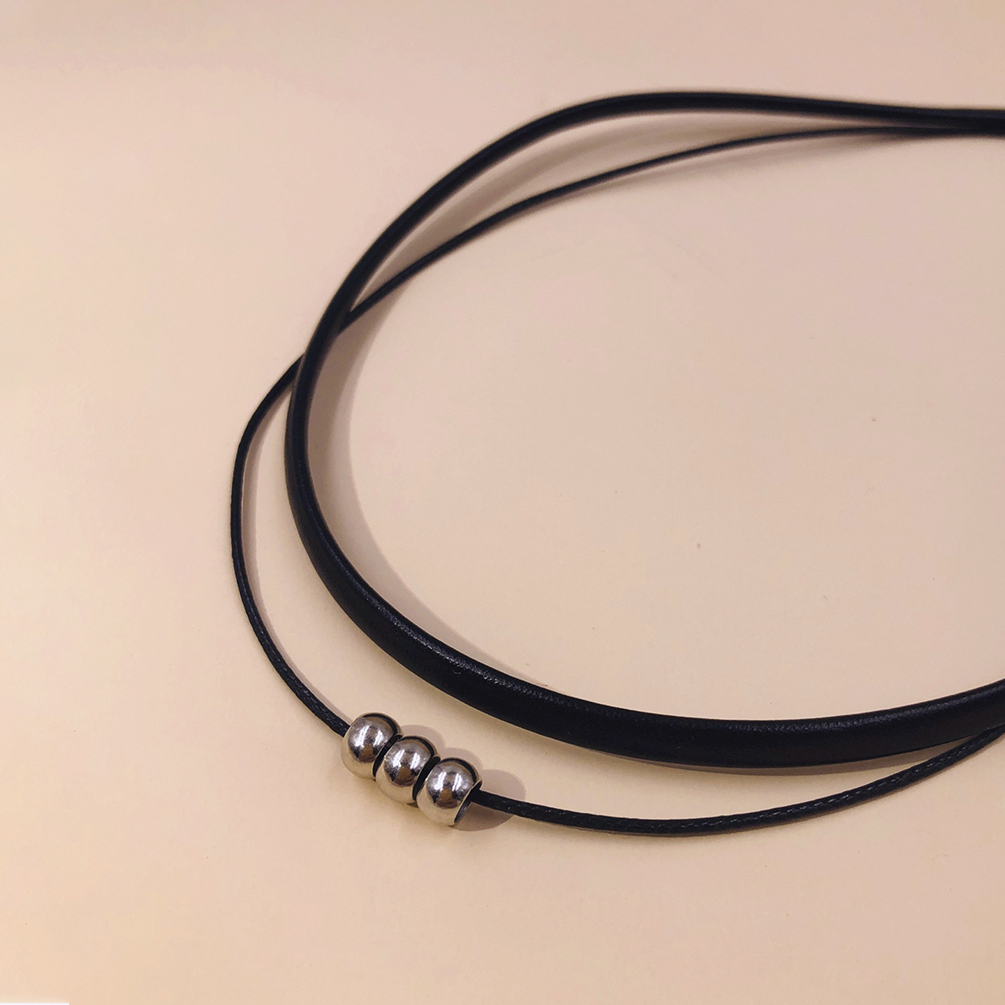 Minimalist Silver Plated Double Layer Leather Wax Choker Necklace_voghion.com
