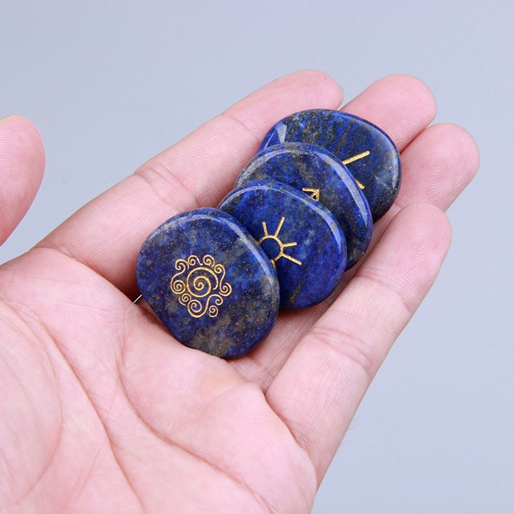 Adorno De Piedra En Bruto Natural Lazuli Amatista Tallado Con Runa De Bruja display picture 3