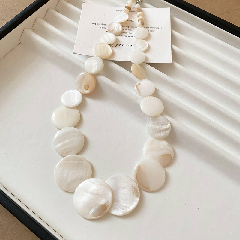 Collar de concha de alta gama para mujer de verano, estilo de vacaciones, cadena de clavícula simple y de moda, joyería de todo fósforo de nicho literario al por mayor
