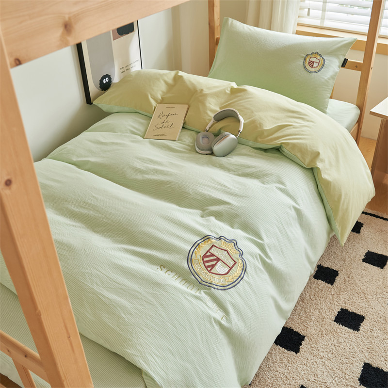 Juego de cama de algodón para estudiantes universitarios de tres piezas de algodón puro 2025 nuevo estilo funda de edredón de verano sábana de cuatro piezas de color sólido