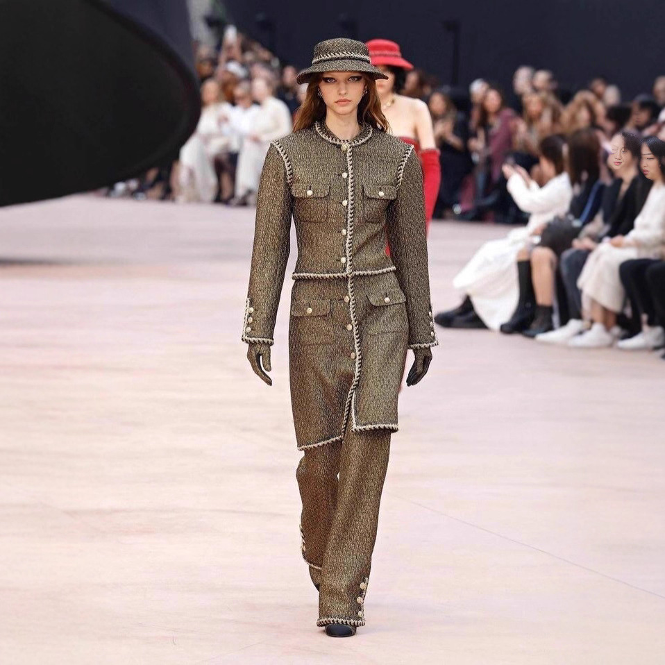 2025 New Autumn and Winter Coffee-Colored Tweed Heavy Sequined Wool Outwear + Skirt 90094