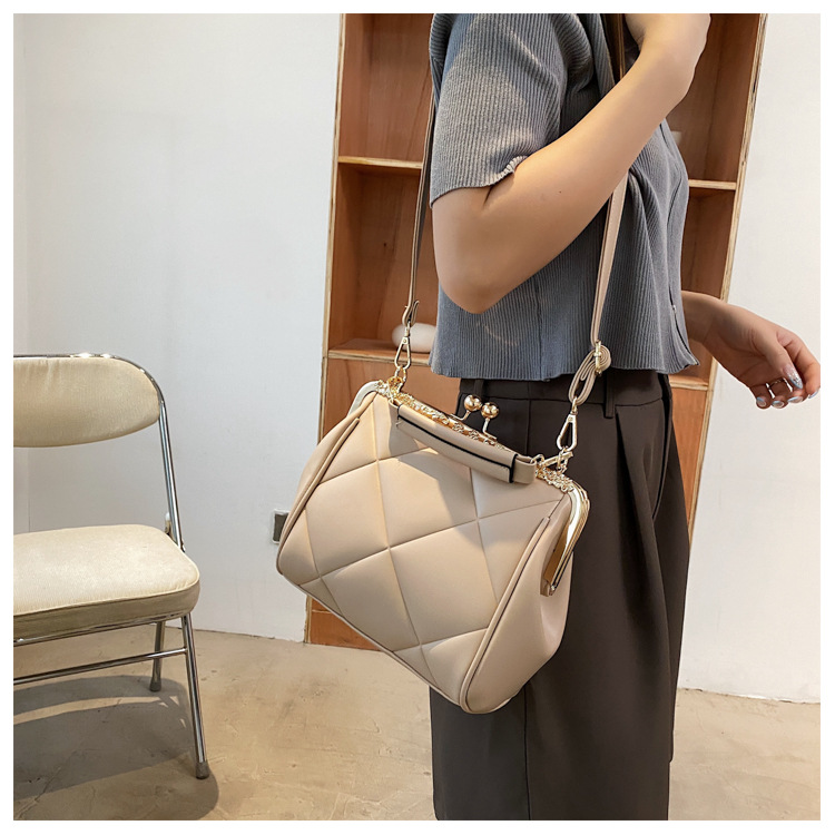 New Fashion Rhombus Embossed One-shoulder Diagonal Clip Bag Wholesale Nihaojewelry display picture 50