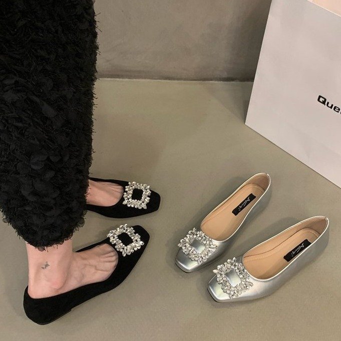 Zapatos de diamantes de imitación de punta cuadrada de alta gama plateados planos para mujer 2025 nuevos zapatos de guisantes con hebilla cuadrada de cercanías negros de primavera
