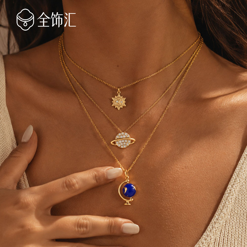 European and American vintage astronomical sun, moon, and stars necklace, stainless steel gold-plated sun, moon, and planet pendant necklace with diamonds