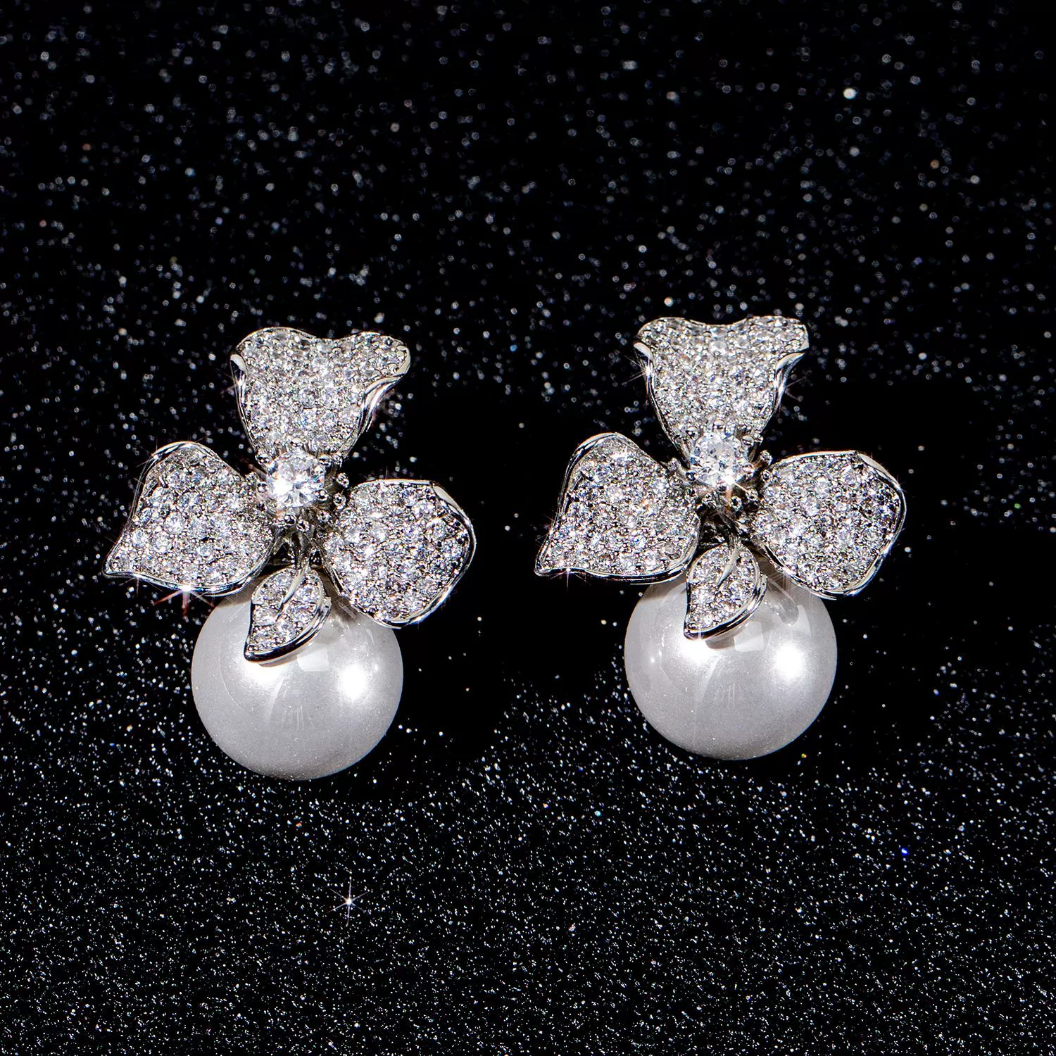 Серебряные 925 пробы серьги-подвески с жемчугом и zircon; микроинкрустация, стиль лёгкой роскоши