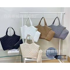 大容量の菱格が通勤しています。