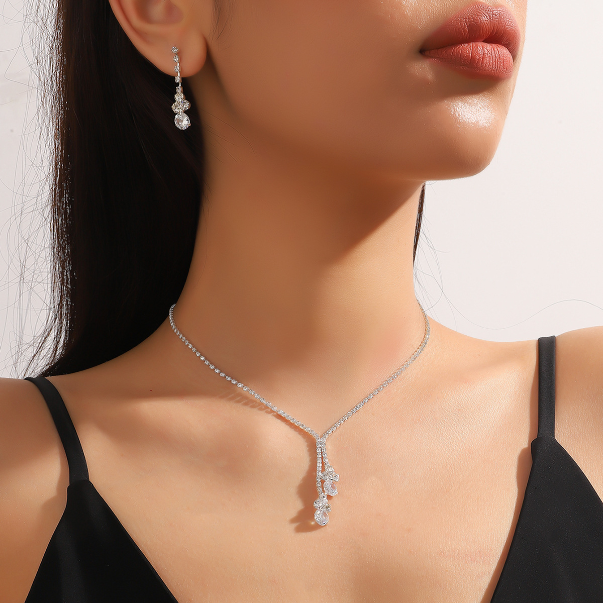 collana donna rete rosso zircone nicchia versatile orecchini ciondolo set metallo clavicola catena fabbrica_voghion.com