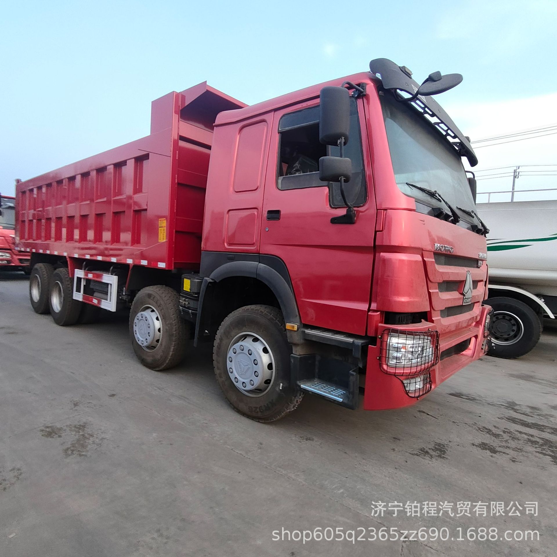 Brand new dump truck for foreign trade export, Sinotruk rear-tipping self-unloading, front four rear eight, 380 horsepower, U-shaped mining dump truck