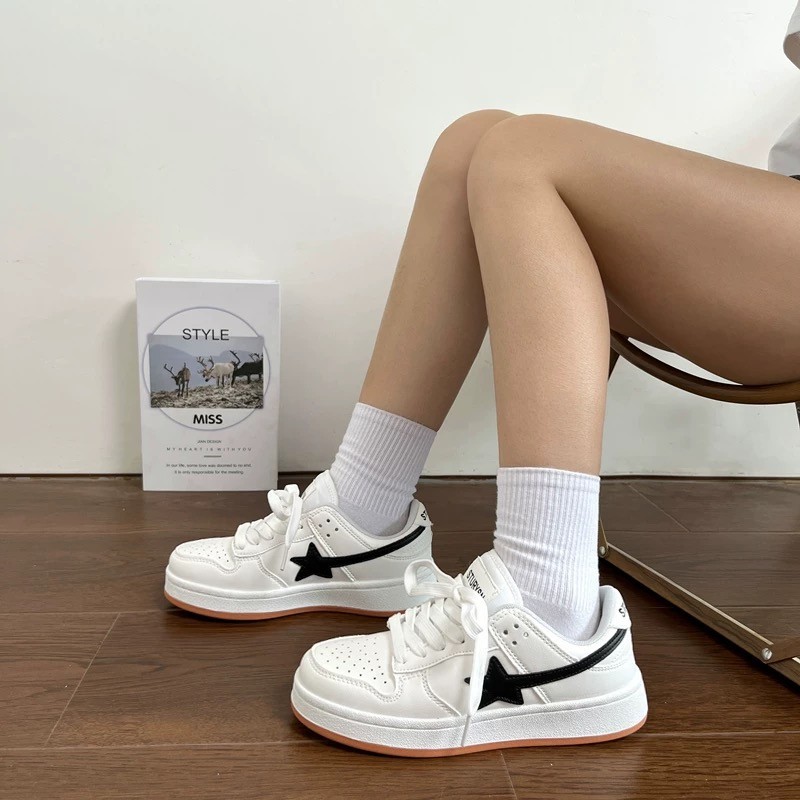 2026 primavera y otoño nuevos zapatos deportivos de estudiantes universales estilo de tendencia nacional zapatos blancos casuales estilo de puerto de suela gruesa zapatos de skate de color para mujeres