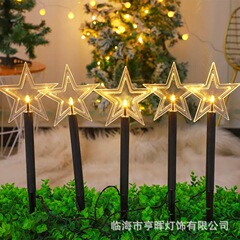 太陽エネルギーのヘラジカの雪だるまの地面は明かりのクリスマスを挿し込みます。