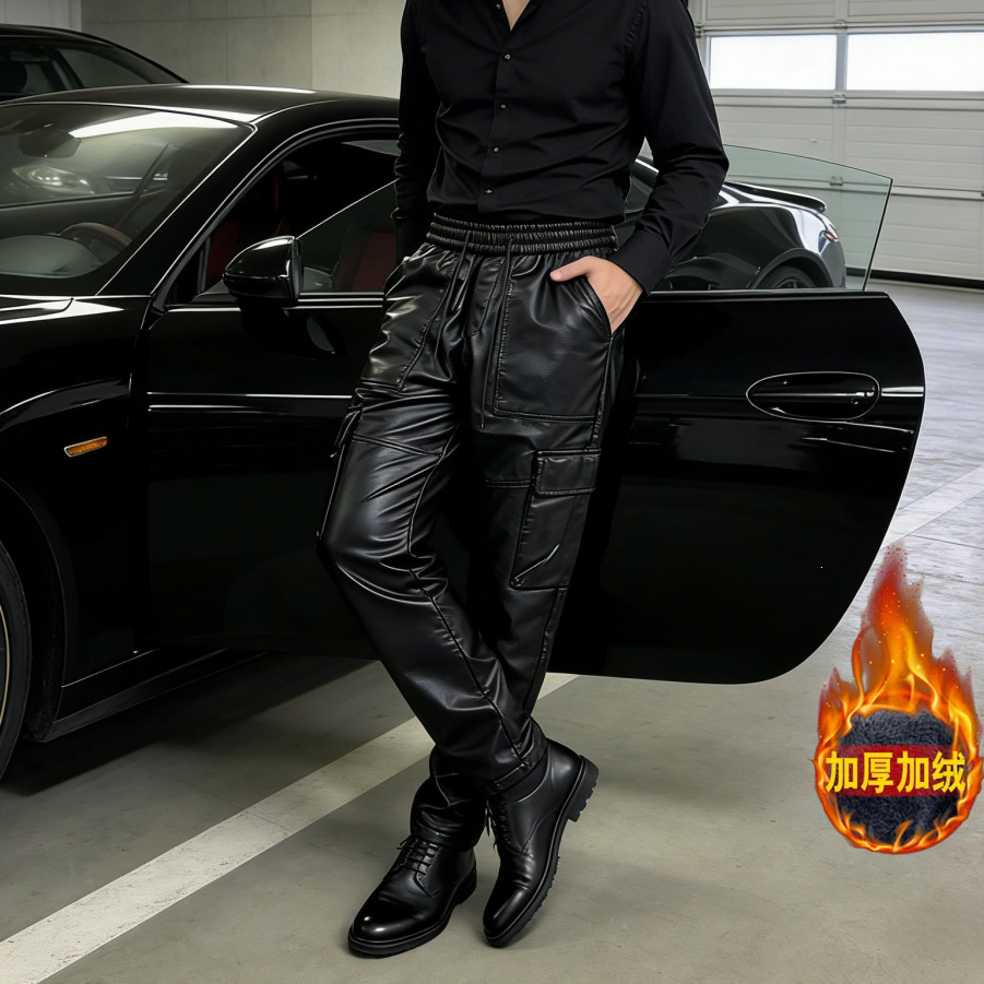 New winter style fleece-lined, thickened American-style loose-fitting PU cargo pants with large pockets for men and youth, windproof harem pants for delivery.