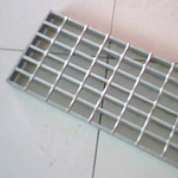 厂家生产清洗汽车用踏步板、钢格栅板，高度为30mm，厚度为5mm