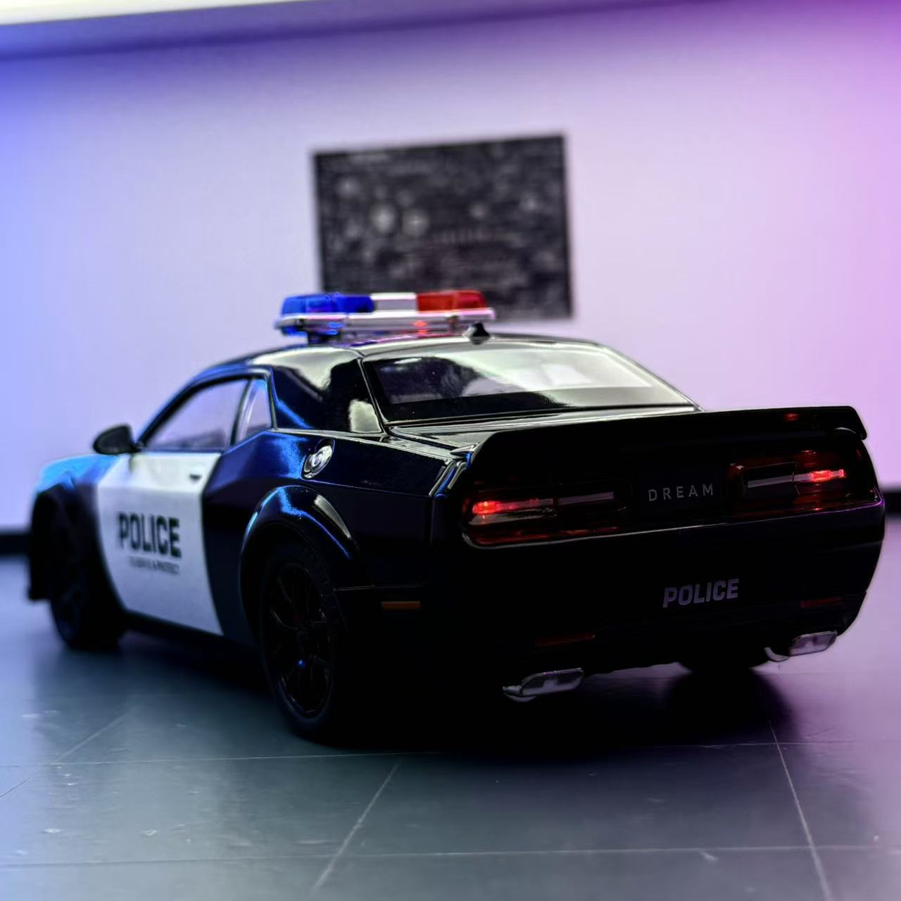 Coche a modelo de coche 1:24 Hellcat coche de policía modelo de aleación decoración sonido y luz coche de juguete para niños al por mayor