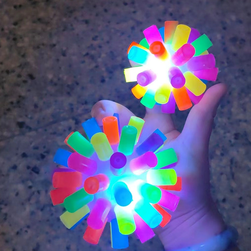 Nuevos juguetes para perros coloridos flash bolas de columna bola de goma resistente al desgaste bolas de entrenamiento de perros juguetes para mascotas