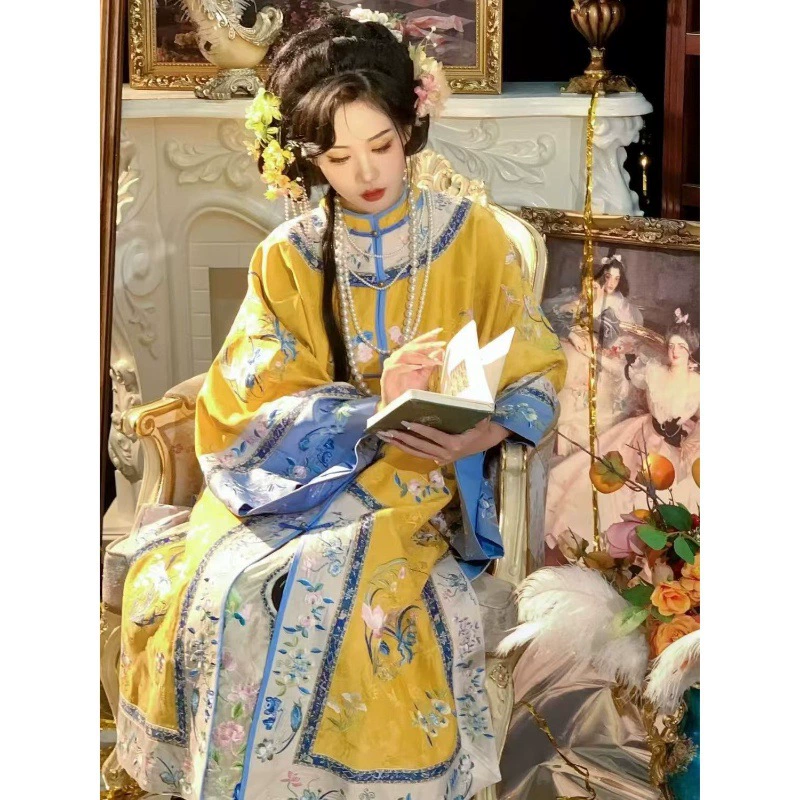 Женщина из династии Цин и Хань, взрослая бабушка Цзиньшан, стоящая на воротнике