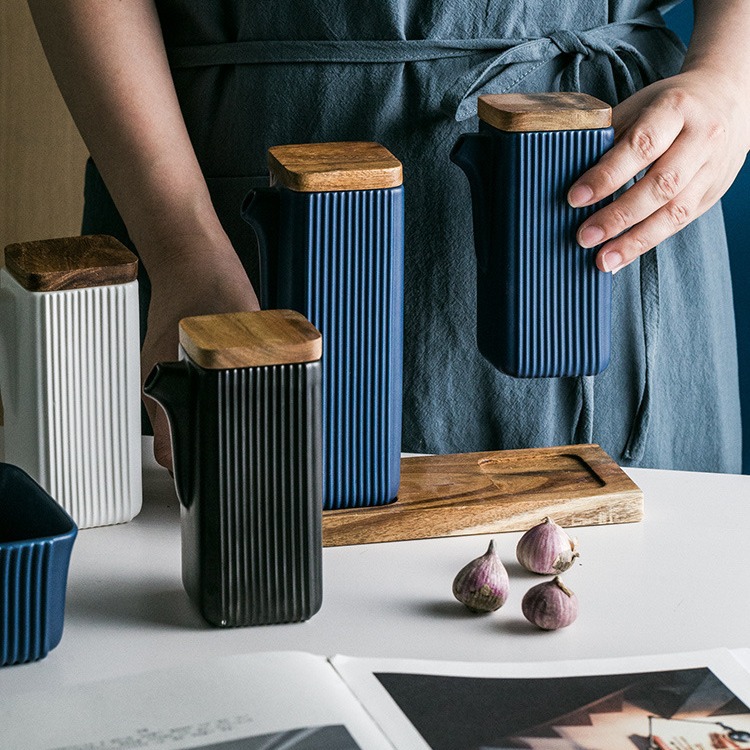 Creativo simple cuadrado recto grano condimento botella cocina suministros de dos piezas aceite vinagre olla cerámica condimento botella traje de madera bandeja