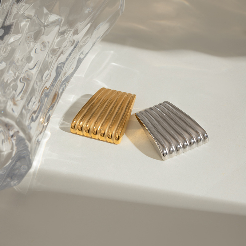 Wanxing estilo europeo y americano de acero inoxidable geometría cuadrada costilla broche femenino de alta calidad nicho de alta gama prendas de vestir joyas transfronterizas