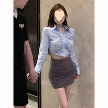 2024早春款蓝色短款紧身褶皱长袖衬衫女辣妹别致修身显瘦露腰衬衣