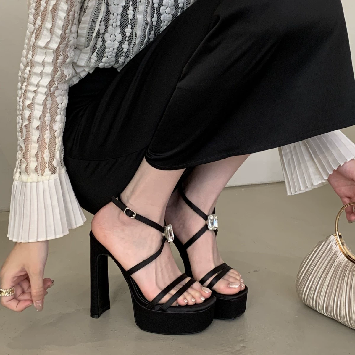 Новые босоножки Shengjia с перекрестными ремешками, 2025 года, чёрные, на толстом высоком каблуке, квадратный носок, квадратный каблук, стразы, большая пряжка, 35-40 размер.