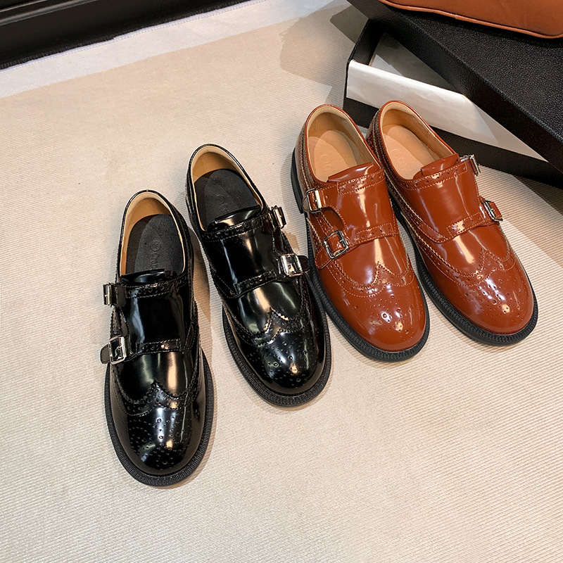 Uva mamá otoño e invierno nuevo estilo británico retro pequeños zapatos de cuero exquisito tallado barroco zapatos solos Mengke zapatos de cuero para las mujeres