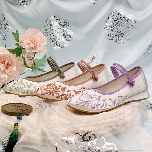 Summer low with embroidered shoes satin cloth shoes old Beijing female embroidery soft bottom shoes tea take hanfu shoes restoring ancient ways