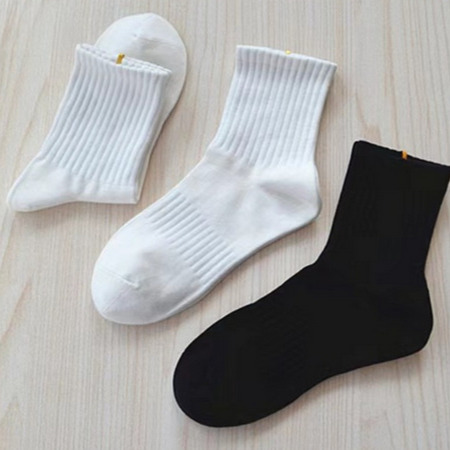 ��Ͳ������ϵ�⴩�ٴ��˶������кڰ״�ɫ��Լ����