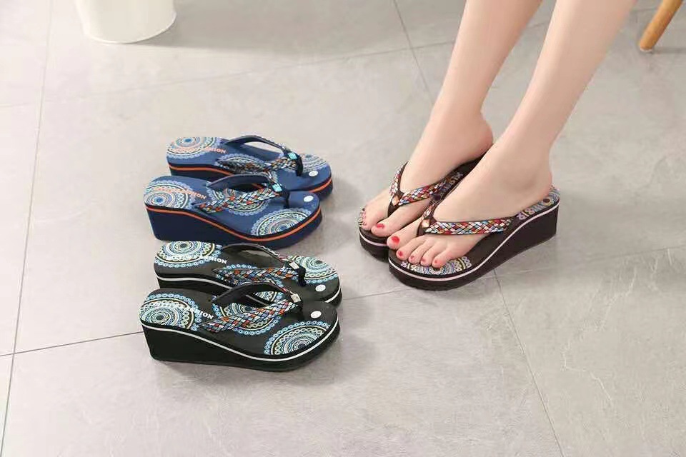 Zapatillas de flip flop para mujeres de verano nueva moda vietnamita antideslizante aumentó suela gruesa resistente al desgaste zapatillas de playa para mujeres zapatillas frías