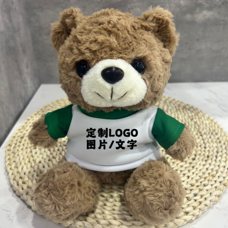 Los juguetes de peluche lindos se pueden combinar con logotipos impresos para enviar muñecas de muebles a amigos y vecinos.