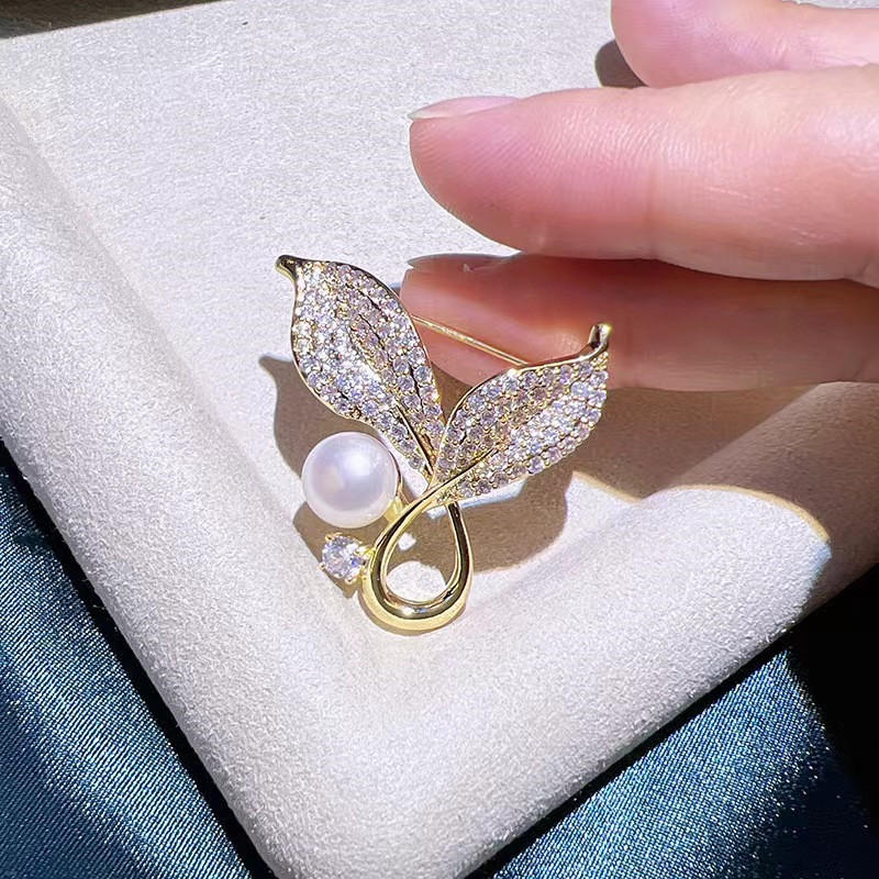 Broche feminino de alta qualidade com folha de pérola, strass dourado e liga metálica. Acessório fixo para roupas, resistente à exposição. Alfinete de colarinho._voghion.com
