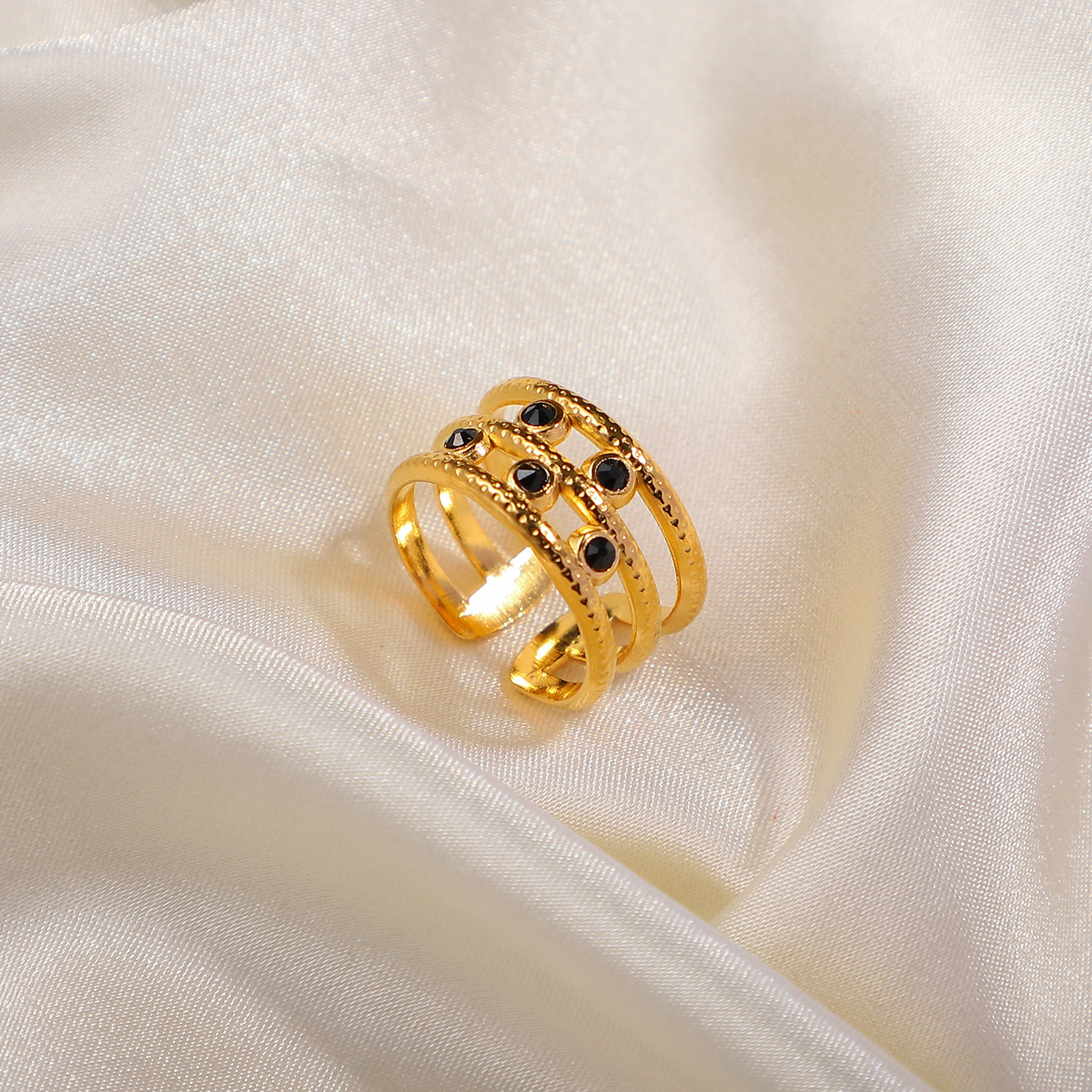 Europischer und amerikanischer 18K vergoldeter Edelstahl 5 schwarze Diamanten dreilagiger offener Ring Modeschmuckpicture3