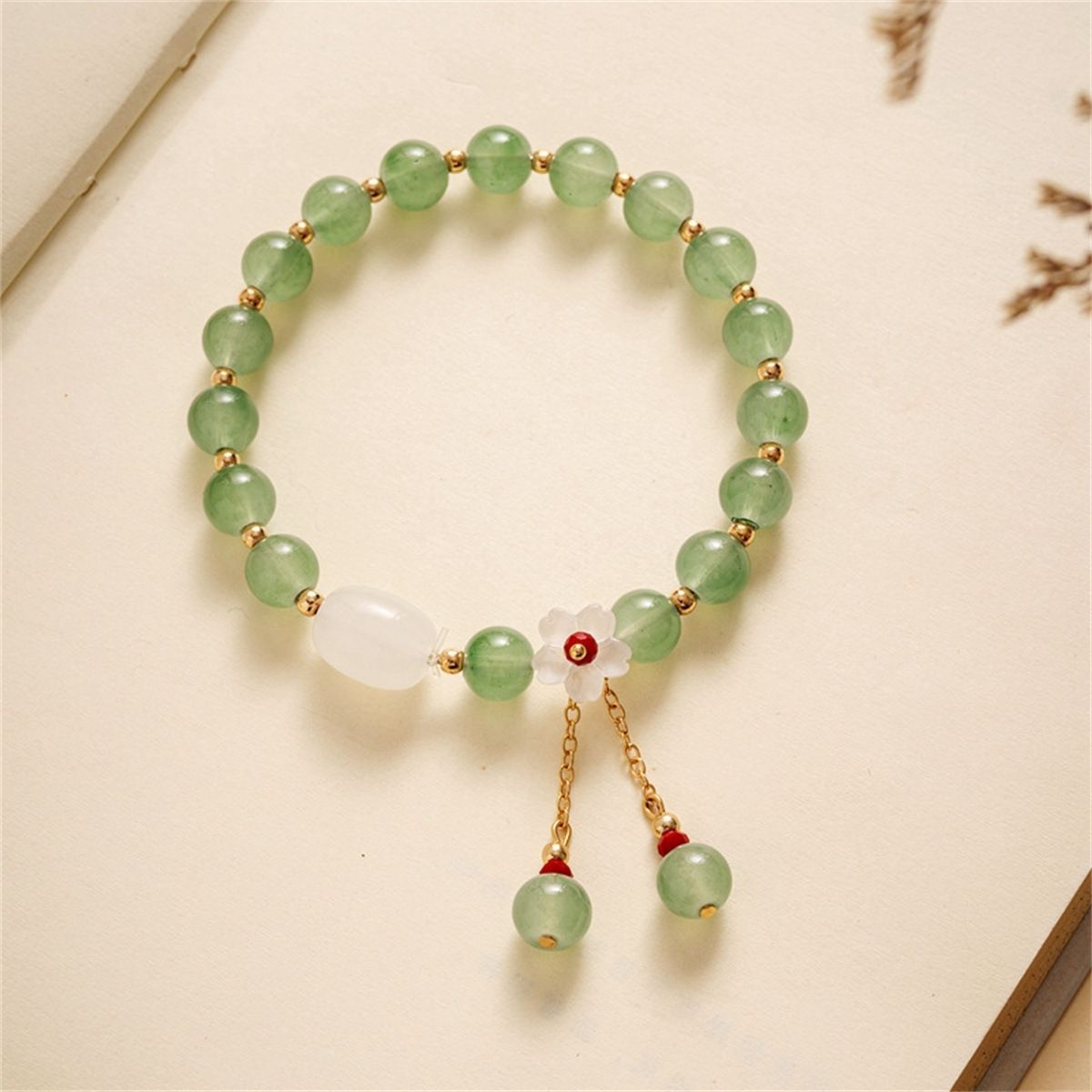 Flores de melocotón colgantes verdes