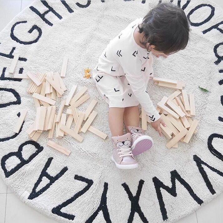 Round children's carpet