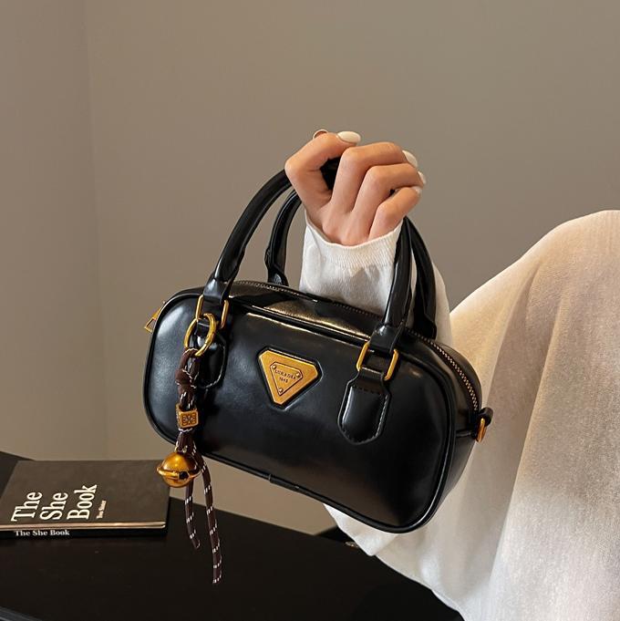 Bolsa de bolos retrógrada de mano para mujeres 2024 nuevo diseño de viaje universal bolso de hombro de nicho de alta calidad bolso pequeño