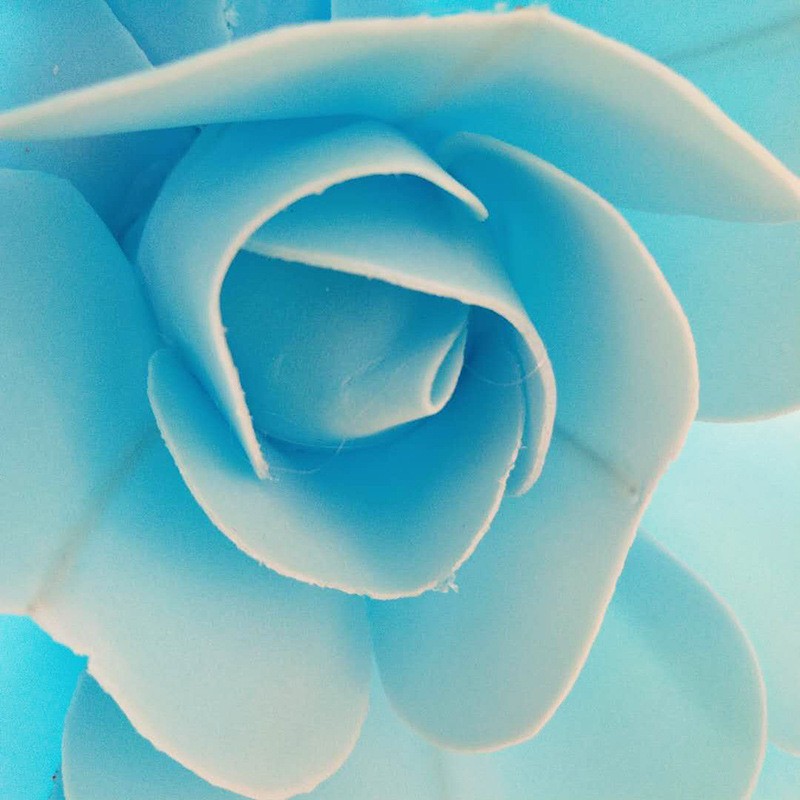 Decoración de pared con flores artificiales grandes con rosas de PE de base plana para escaparates, bodas, eventos, artesanías a gran escala y paisajismo de escaparates.