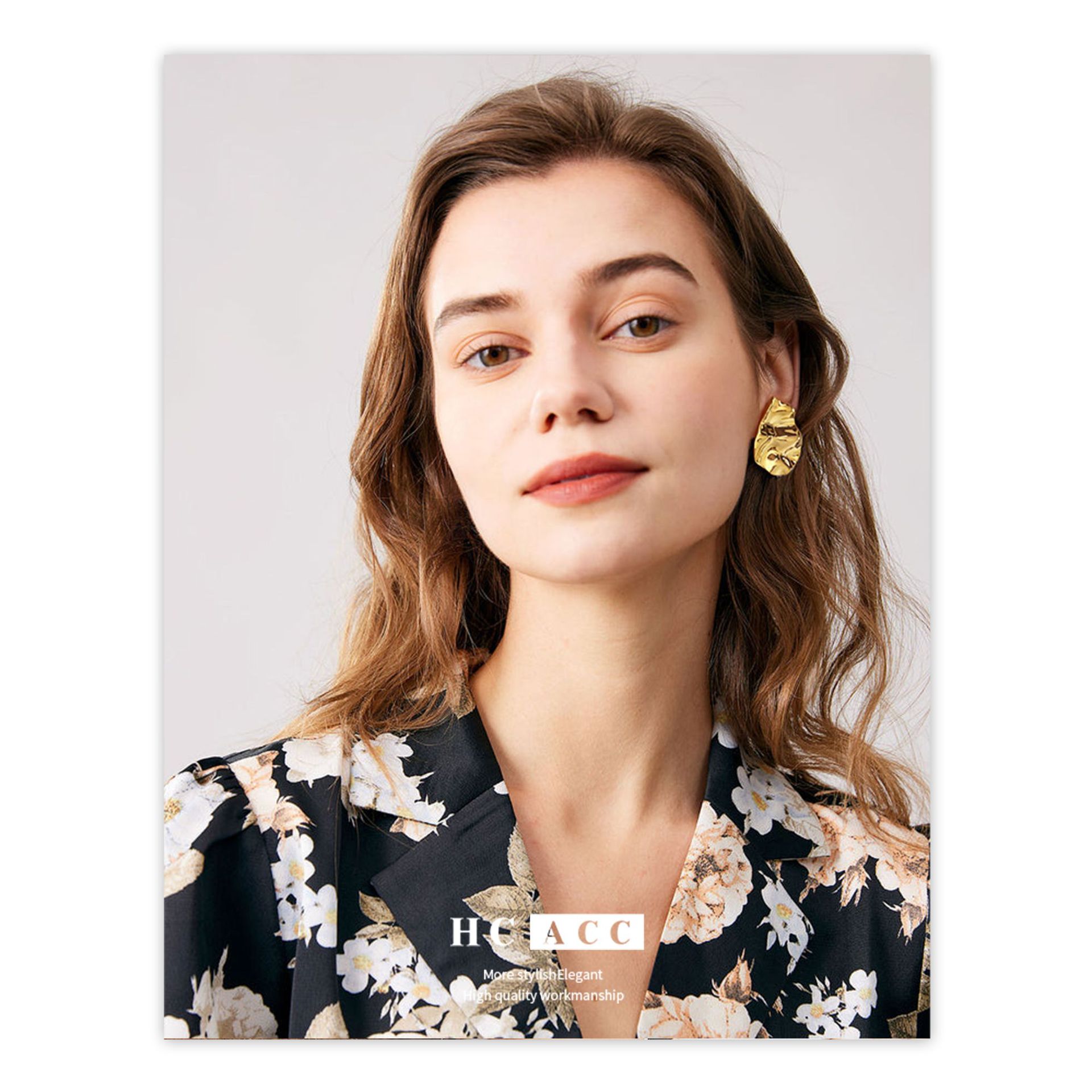 light-luxury-design-stud-earrings-womens-retro-metal-pleated-texture-modeling-niche-ins-european-and-american-simple-cold-earrings