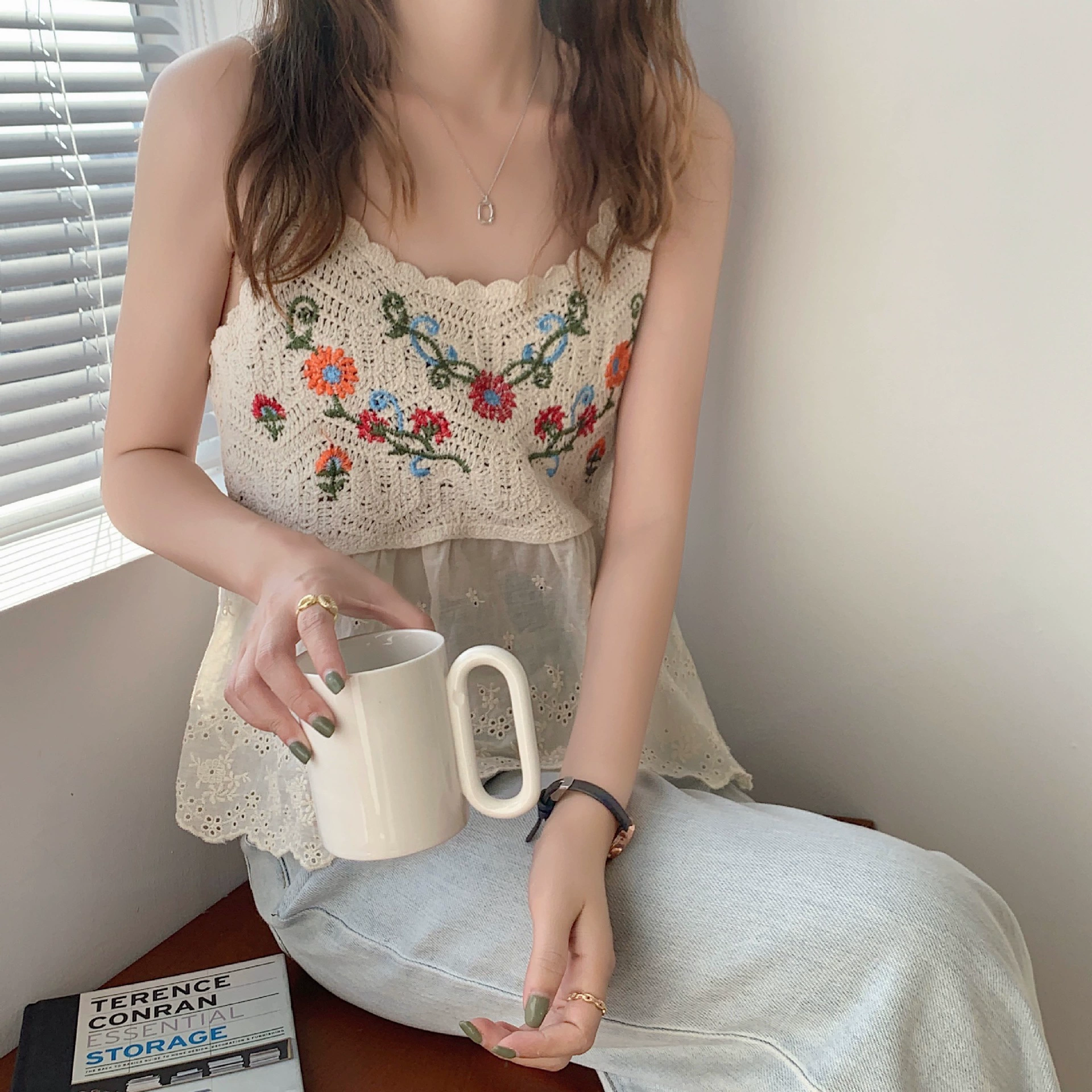 Новая женская майка в стиле ретро с вышивкой и ажурными вставками, свободный крой, нишевый базовый топ, можно носить как верхнюю одежду.