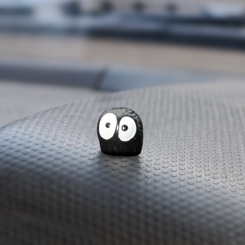 Coches pequeños adornos de bolas de carbón negro dibujos animados espejo retrovisor decoración de consola central automóvil eléctrico artículos de decoración interior