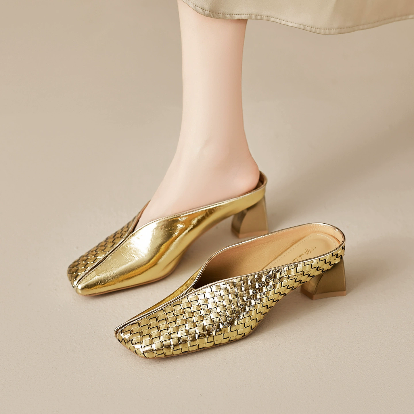 Отлично подходит для ношения женских сандалий Baotou на улице, летние модные плетеные туфли на плоской подошве с квадратным носком и низким каблуком из натуральной кожи на толстом каблуке золотого цвета на среднем каблуке