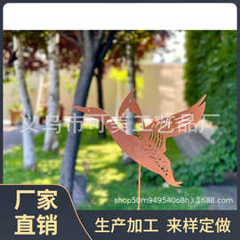 飞翔野鸭飞行中生锈的金属野鸭花园植物桩金属庭院艺术院子植物装