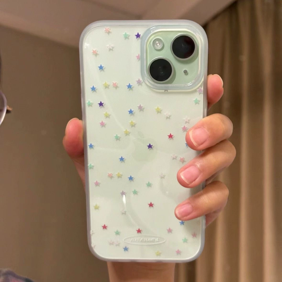 Чехол для телефона (Apple iPhone13 / iPhone14 Pro / iPhone15 Pro) — прозрачный с цветными звёздочками, большой вырез под камеру