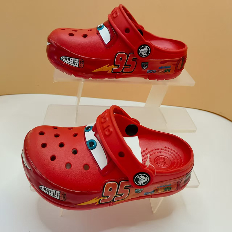 Croos Co-branding Cartoon Steely Auto Kids Hole Zapatos de verano para niños y niñas con zapatillas frías antideslizantes