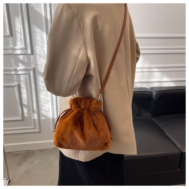 Autumn And Winter Plush Bag 2021 New Bags Women's Bag Ins Special-interest Shoulder Bag Furry Crossbody Bag Small Bucket Bag display picture 9