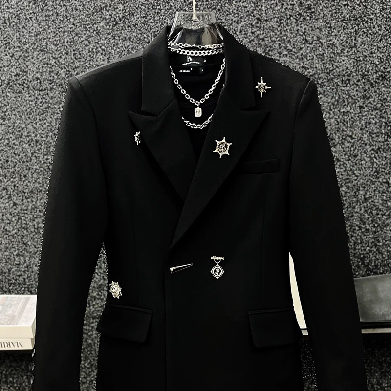 High-end metal-accented blazer for men, a stylish and casual piece that accentuates the waist, a trendy and chic single-breasted suit jacket High-end metal-accented blazer for men, a stylish and casual piece that accentuates the waist, a trendy and chic single-breasted suit jacket
