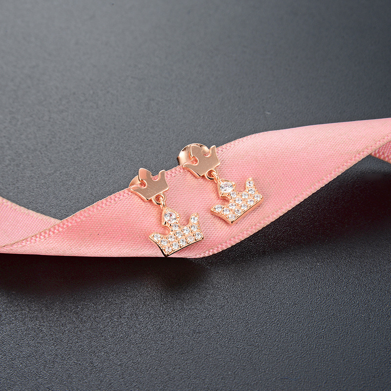 S925 plata esterlina pequeña corona pendientes elegante diseño simple sentido de gama alta pequeños exquisitos pendientes de oro rosa pendientes para las mujeres
