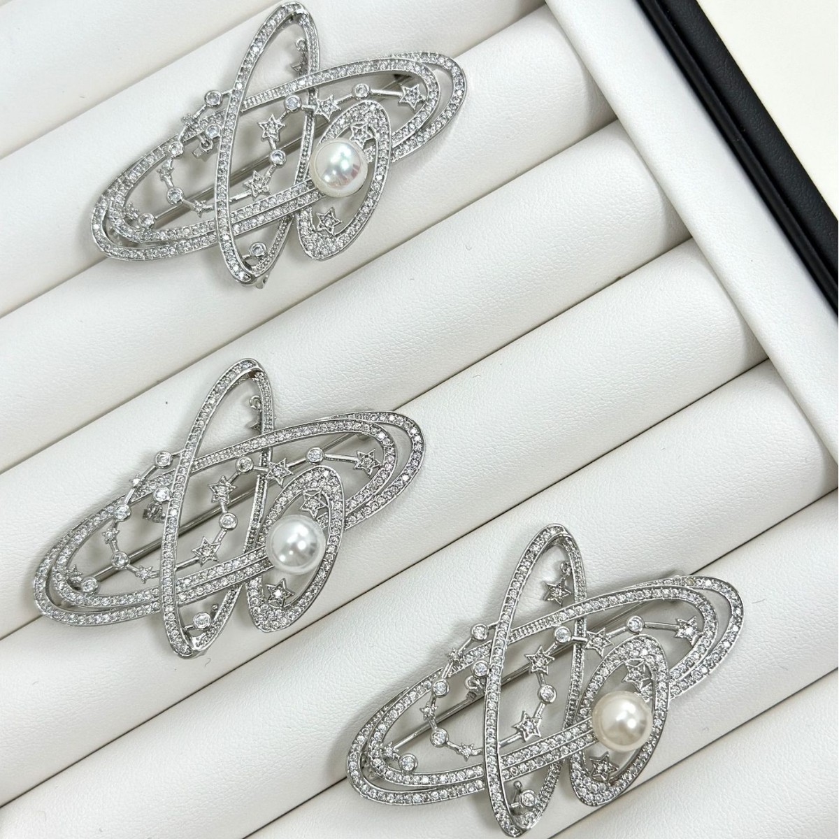 Saturn Shijia Pearl Brooch Women's Corsage Design Light Luxury Niche High-end Exquisite Fashion Pin Clothes Accessories