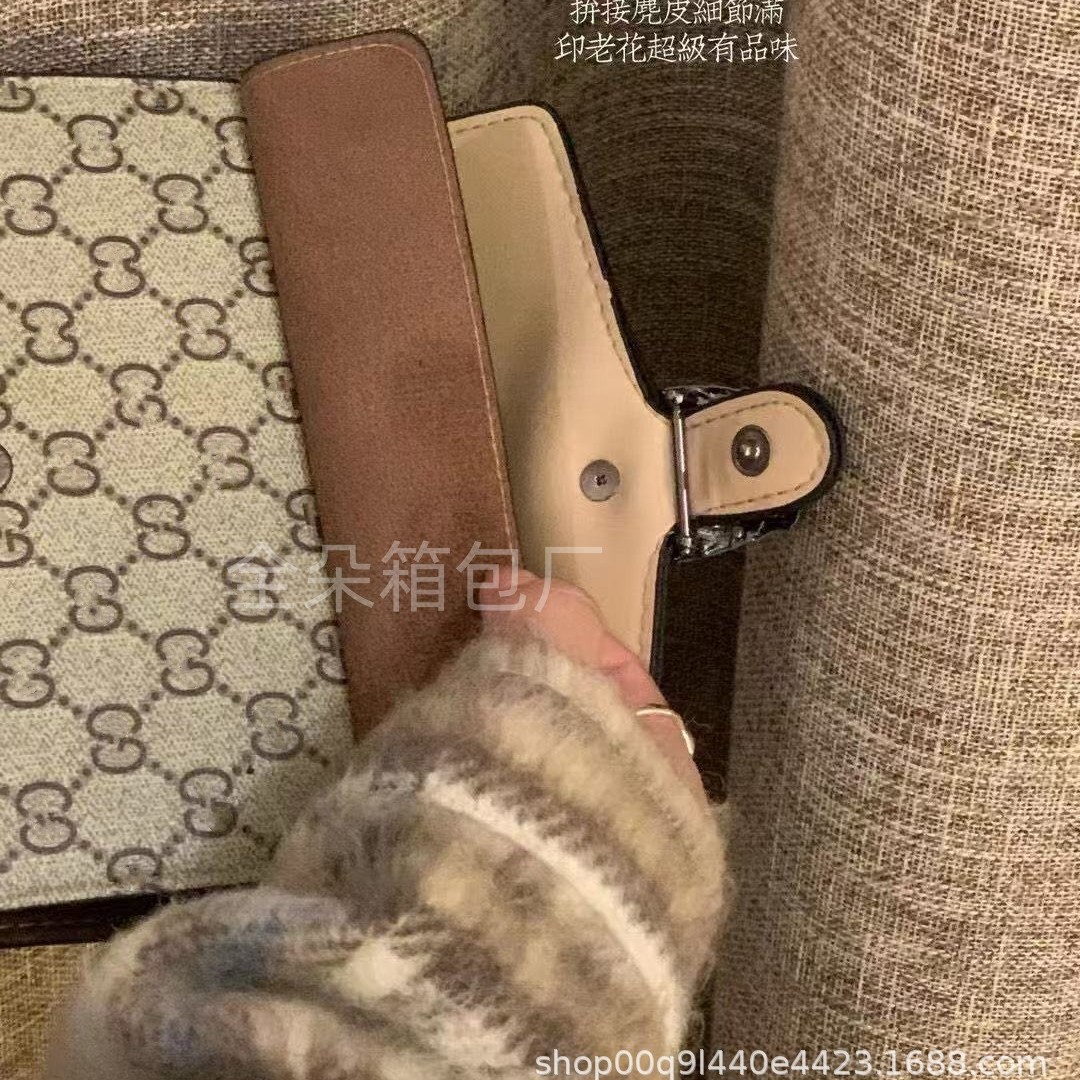 ミニタンニンチェーンの小さい方のカバンの肩は斜めに女性の古い花の携帯電話のカバンにまたがります。