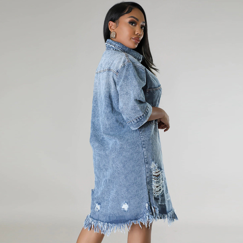 Denimklänning i plus size med fransar och kavajslag_voghion.com