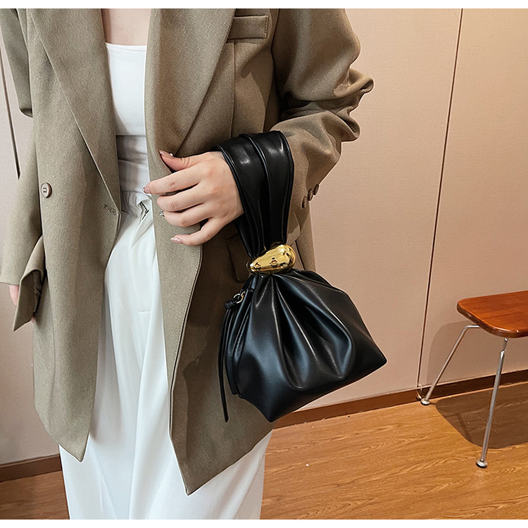 A high-end, niche and quirky small bag for women's autumn and winter 2025 new retro pleated mini bucket bag undefined