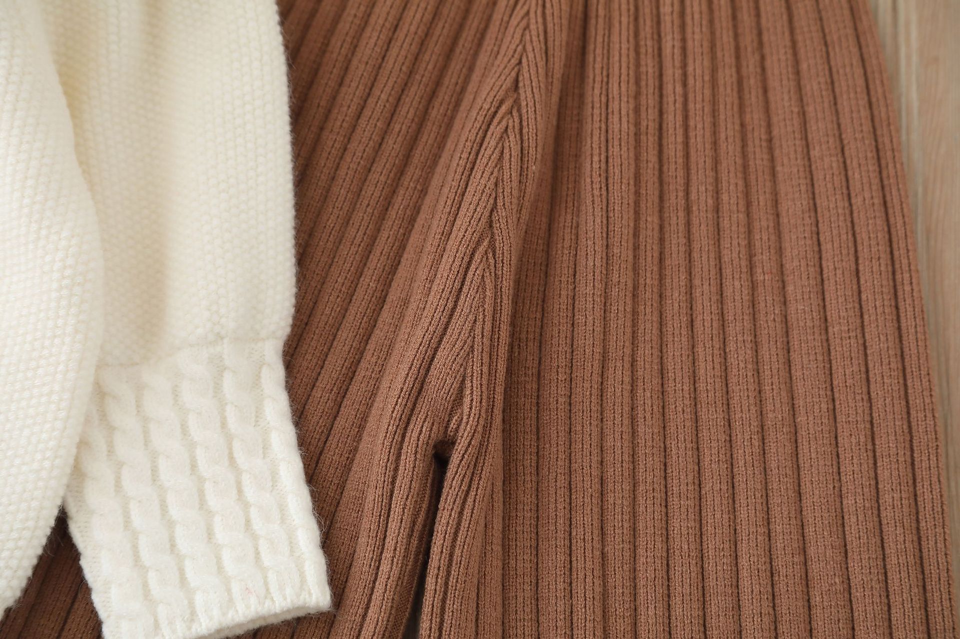 Set pantaloni tricotați din două piese pentru fete, toamnă/iarnă 2024, model nou, model Treasure, model lucrat manual cu flori_voghion.com