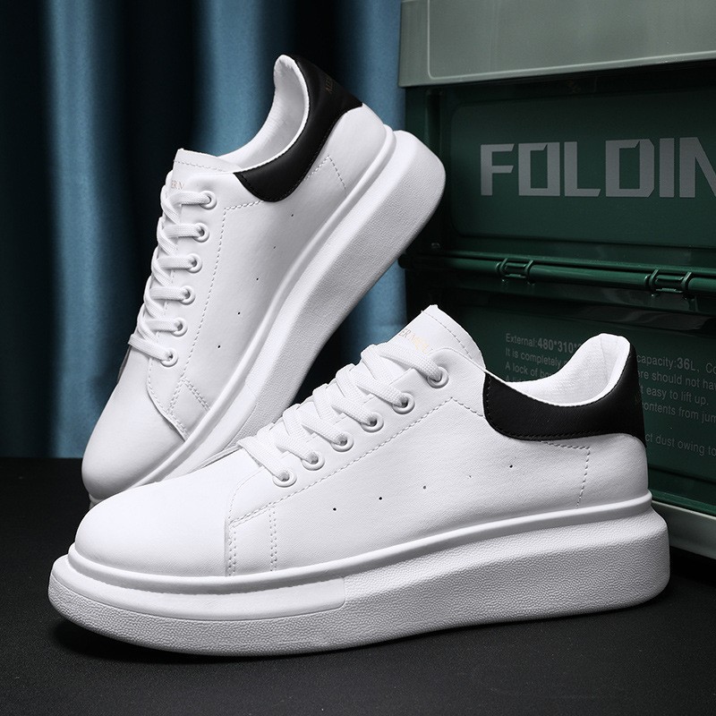 Zapatos blancos para parejas, zapatos para estudiantes masculinos, zapatos transpirables versátiles de moda de estilo coreano, zapatillas informales de suela gruesa con aumento de altura, zapatos de mujer McQueen
